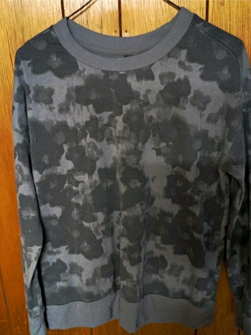 Source Unknown Women's Gray Camouflage V-Neck Sweater
